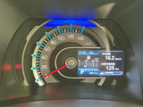 速度計と中央のディスプレイに情報がまとまり、運転に必要な表示を確認しやすい構成です。時刻や航続可能距離なども表示され、数値を視線の移動を抑えながら確認したい日常の運転に便利です。