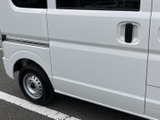 大きく開くスライドドアで、狭い駐車スペースでも乗り降りしやすい設計です。窓から外の様子も確認しやすく、同乗者の乗車や荷物の積み降ろしにも便利です。