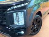 【LEDヘッドライト】悪天候や夜間走行時も良好な視界を確保し安心して運転できる高輝度LEDヘッドライトを装備!点灯速度が早く、消費電力も抑えられています。