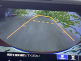 後方の様子を画面で確認でき、駐車時に周囲を把握するための目安として便利です。ガイド線も表示されるため、車庫入れや狭い場所での切り返しの際に、後方確認をサポートします。