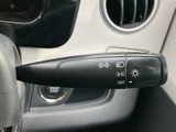 レバーには矢印やライトのマークが表示され、役割を目で確認しやすい仕様です。運転中に手元で操作できるため、進路変更や夜間の運転時にも使いやすい装備です。