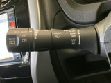 表示が見やすく、スイッチ類の位置もひと目で把握しやすいレバーです。運転席から手元を確認しやすい配置で、天候や状況に応じた操作をスムーズに行える装備です。