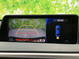 後方の映像と車両周辺の案内を画面上で確認でき、駐車時の周囲確認をサポートします。目安となるガイド表示も備わり、駐車位置を調整する際に状況をつかみやすい実用的な装備です。