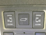 【両側パワースライドドア】スマートキーや運転席のスイッチで後席両側スライドドアの開閉が可能♪電動だから力を入れてドアを開ける必要が無く、小さなお子様でも簡単に開け閉めでき快適です♪