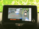 車両後方の映像と周囲を確認する表示を画面で見られ、駐車時の位置合わせをサポートします。画面の案内を参考にしながら、周囲を確認して操作できる便利な装備です。