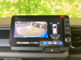 後方映像に加えて車両周囲の状況も画面で確認でき、駐車時の周辺把握をサポートします。ガイド表示を目安に後退できるため、限られたスペースでの駐車にも役立ちます。