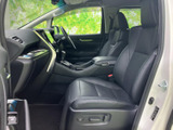 前席はゆとりあるシート形状で、乗車時に自然な姿勢をとりやすい室内です。窓からの見通しもよく、落ち着いた色合いの空間で運転席と助手席それぞれが快適に過ごせます。