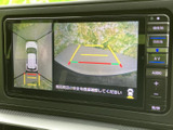 後方の映像に加え、車両周辺を俯瞰する表示も確認でき、駐車時の周囲確認に役立ちます。画面上の目安線も備わり、後退時に車両の位置を把握しやすい便利な装備です。