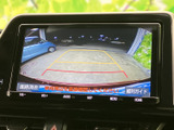 後方の様子を画面で確認でき、駐車時の周囲確認をサポートします。ガイド表示もあり、車庫入れや縦列駐車など、限られたスペースでの操作時にも役立つ装備です。