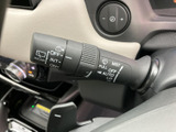 レバー上の表示が確認しやすく、運転席から手元で操作できる配置です。天候の変化に応じた操作に使える装備がまとまり、日々の運転を支える実用的な一箇所です。
