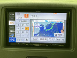 ラジオや地デジなどの項目が画面に並び、見たい機能を選びやすい構成です。番組表やリストも表示でき、移動中の音声メディア選びにも便利にお使いいただけます。