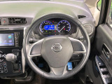 インテリアに合わせたデザインのステアリングは、運転される方のことも考え、運転しやすい形状、大きさです。是非一度、実際に触ってお確かめください。