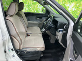 明るい色合いのシートと、身体を支える形状が落ち着いた雰囲気をつくります。運転席から前方を見渡しやすく、乗り降りもしやすい開口部です。