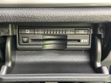 ETC車載器を備えており、対応する料金所ではETCを利用した通過が可能です。一般道から高速道路へ移動する際にも、料金所での支払いをスムーズに行える便利な装備です。