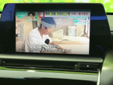 テレビ番組を画面で視聴できる装備を備えています。お出かけ先で停車してひと息つく時間にも映像を楽しめ、車内で過ごすひとときをより便利に彩ってくれます。
