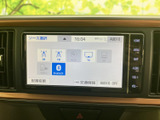 AM・FMやBluetoothなど、複数の音源を画面から選べる仕様です。表示に沿って切り替えられるため、通勤中やお出かけの際も、聴きたい音源を選びやすく日常で便利にお使いいただけます。