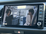 大きな画面で映像を確認でき、車内での案内や各種表示にも活用しやすい装備です。画面の周囲に操作ボタンと音量つまみがまとまり、必要な操作を見つけやすい配置です。