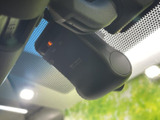 フロントガラス上部に機器が備わり、運転席まわりに収まるすっきりとした配置です。視界に配慮された位置にあり、日々の運転を支える装備としてご活用いただけます。
