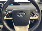 左右のスポークに複数のスイッチがまとまり、手元で車両の各種機能を扱いやすい構成です。握ったまま必要な操作へ移りやすく、日常の運転をサポートします。