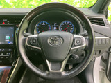 手元で扱えるスイッチを備え、運転姿勢を保ちながら各種機能を操作しやすい設計です。メーターや前方を確認しながら使える、日々の運転に便利な装備です。