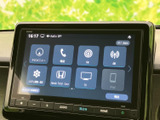 ナビや電話、ラジオなどのメニューが画面に見やすく並び、目的の項目を探しやすい構成です。日々の移動に合わせて、さまざまな機能を選べる便利な装備としてお使いいただけます。