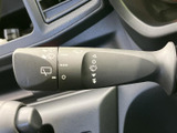 表示がレバー上にまとまり、マークを見ながら操作内容を確認しやすい構成です。運転席から手を伸ばしやすい位置にあり、天候の変化に合わせた日常の操作にも役立ちます。
