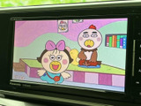 画面にはテレビ番組が表示されており、停車中に映像を視聴して過ごせます。休憩時間に気分転換をしたいときにも活用できる、うれしい装備です。
