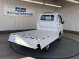 一度にたくさん効率よく運べる荷台は、三方開きでどこからでも積み下ろしが行えて便利です!