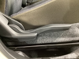 運転席にはドライバーの体型や好みに応じて前後方向だけでなく、高さの調整ができるシートリフターを装備!