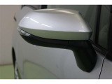 バイカラーがお洒落なウインカーミラーです。ウインカーミラーはお洒落なだけでなく対向車や歩行者からの視認性が良く安全性が向上し、事故防止にもつながります。