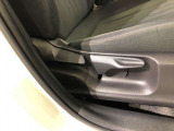 運転席シート座面は上下アジャスター付きです。お好みの位置に調整可能です。