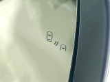 【ブラインドスポットモニター】走行中、ドアミラーの死角になりやすい箇所に後続車が接近するとサイドミラー付近に警告を表示、ドライバーに注意喚起をしてくれます。