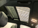 パノラミックスライディングルーフで明るい車内をお楽しみいただけます。UVカットで日差しの強い日も安心です。