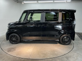狭い駐車場でも、スライドドアならチャイルドシートへのお子さまの乗降や荷物の積載もスムーズ。とても便利な【両側電動スライドドア】ドアハンドを少し引くだけでリアドアが自動開閉します。