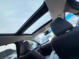 大きなガラスルーフから光が差し込み、室内に開放感をプラス。いつものドライブを、より明るく気持ちのよい時間に演出します。