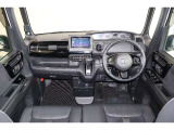 操作性に優れた運転席となります!小物入れや各ボタンの配置にこだわり、使いやすいです!座り心地もよく視認性も良好なのでロングドライブもお任せ下さい!