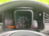 速度や燃料残量などの情報がまとまって表示され、運転中も確認しやすいレイアウトです。必要な情報を把握しやすく、毎日の運転を支えてくれます。