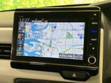 地図情報が画面いっぱいに表示され、現在地や周辺の道路を確認しやすい構成です。画面脇には操作ボタンも並び、移動中の目的地確認をサポートします。