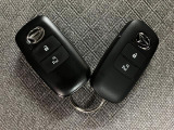 スマートキーを装備しています☆カギをカバンやポケットに入れて頂いた状態でドアロックの開閉やエンジンスタートをして頂けますよ!とても便利な装備です!