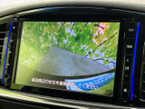 後方の状況を画面で確認できるバックモニターを装備しています。駐車時の周囲確認をサポートしますが、画面だけに頼らず、目視でも安全をご確認ください。