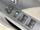【電動格納ミラー】サイドミラーは電動格納式となっており、狭い駐車場でもキズがつくリスクを抑えられます。