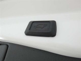 ワンタッチでバックドアが開閉。重たいバックドアも力いらずで開閉できる便利なパワーバックドア付きです!