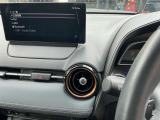 オート式エアコンは操作性が良好です。運転席と助手席にはシートヒーターが装備されており、座面と背もたれをすばやく温め、寒い時期にも快適な運転環境を提供します。