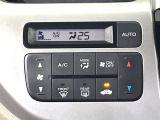 【オートエアコン】一度お好みの温度に設定すれば、車内の温度を検知し風量や温度を自動で調整。暑い&hellip;寒い&hellip;と何度もスイッチ操作をする必要はありません。快適な車内空間には必須の機能ですね♪