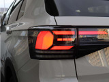 個性的なリアビューを演出するLEDテールランプ。点灯時はもちろん、消灯時もスタイリッシュな存在感を放ちます。