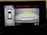 パノラミックビューモニターを装備。駐車場や交差点でクルマを真上から見るように周囲を確認できます。機能の詳細は販売店スタッフまでおたずねください。