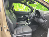 運転席まわりは視界が開け、前方や左右の確認がしやすいレイアウト。シートは身体を支える形状で、落ち着いた色合いの内装とあわせて、ゆったり座れます。