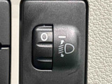 対向車や先行車への配慮が可能。積載物の状況に応じてヘッドライトの照射角度を手動調整できるスイッチ。