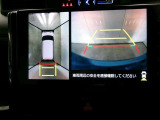 パノラミックビューモニター付きです。車両を上から見たような映像をディスプレイオーディオ画面に表示。運転席からの目視だけでは見にくい、車両周辺の状況をリアルタイムでしっかり確認できます。