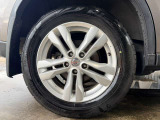 225/60R17ノーマルタイヤ装着車♪各種アルミホイールや、スタッドレスタイヤも取扱いしております。是非ご相談ください♪